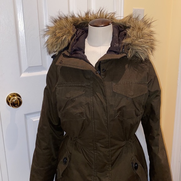 LIKE NEW ARITZIA COMMUNITY PARKA - Picture 6 of 13